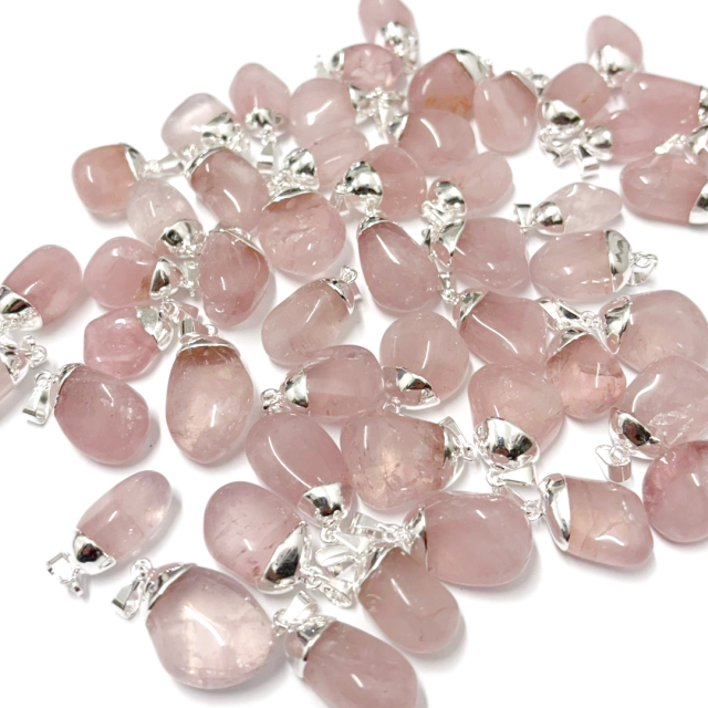 DIJE DE PIEDRA CUARZO ROSA (2-2.5CM APROX) ROLADO - ELECTRO PLATEADO