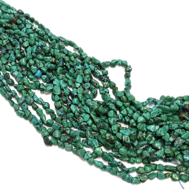 PIEDRAS IRREGULARES TURQUESA VERDE - CHICA (8X6MM APROX) - CON TINTA
