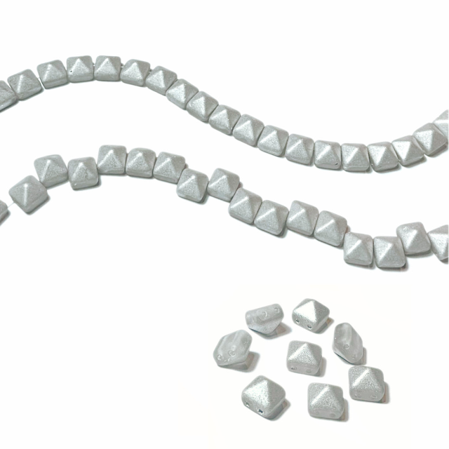 CRISTAL CHECO PIRAMIDE DOBLE AGUJERO 8MM PLATEADA (X TIRA)