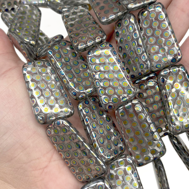 CRISTAL CHECO GRIS PRISMA 35X20X17MM (X TIRA)