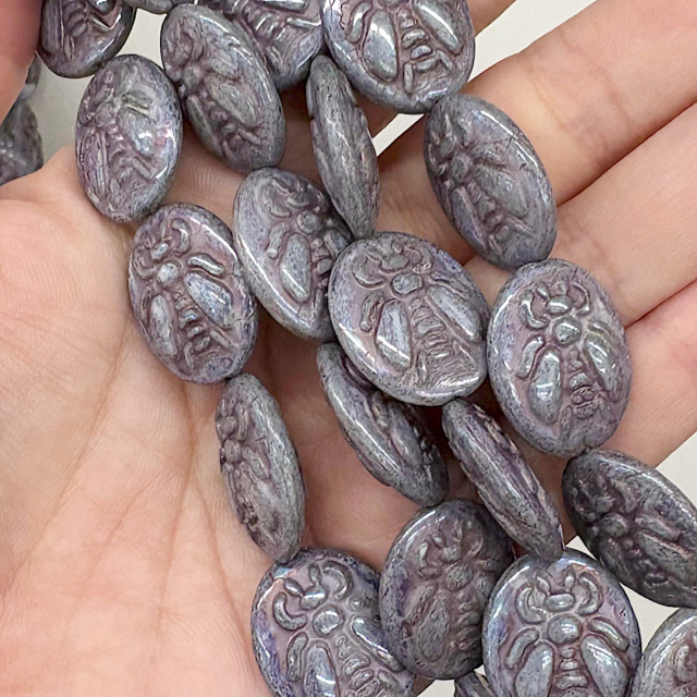 CRISTAL CHECO VIOLETA CELESTE ABEJA 22X18MM (X TIRA)