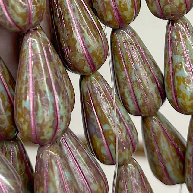 CRISTAL CHECO VERDE ROSADO LAGRIMA 23X11MM (X TIRA)