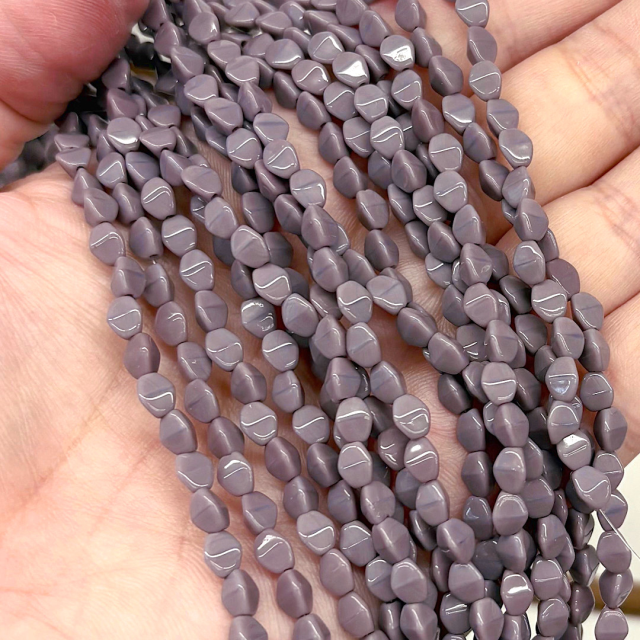 CRISTAL CHECO VIOLETA LILA ROMBO 5X4MM (X TIRA)