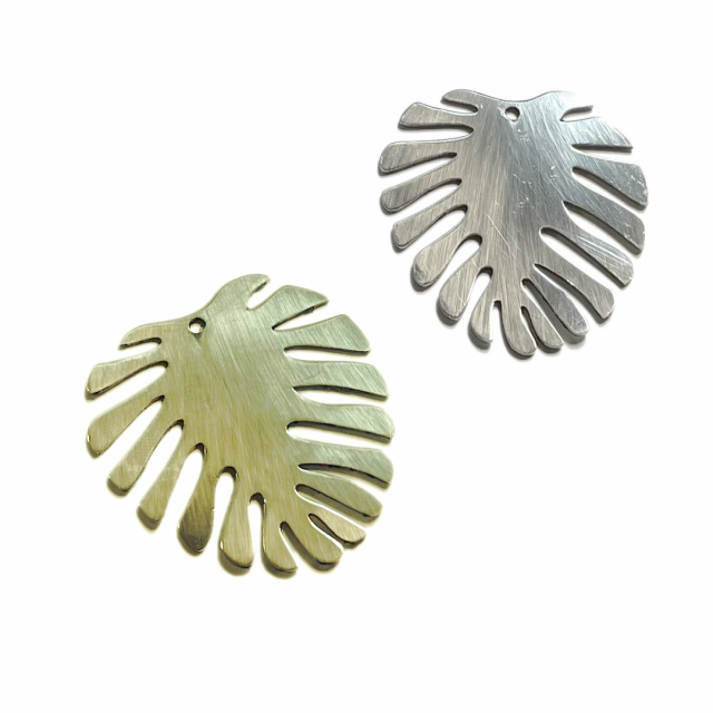 DIJE HOJA MONSTERA 45X40MM ALP-LAT (SIN CALADO)