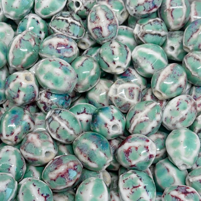 CERAMICA CALABAZA ROMBO 16X14MM - VERDE AGUA Y BLANCO